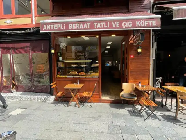 Antepli Beraat Tatlı Ve Çiğ Köfte Salonu'nin yemek ve ambiyans fotoğrafları 1