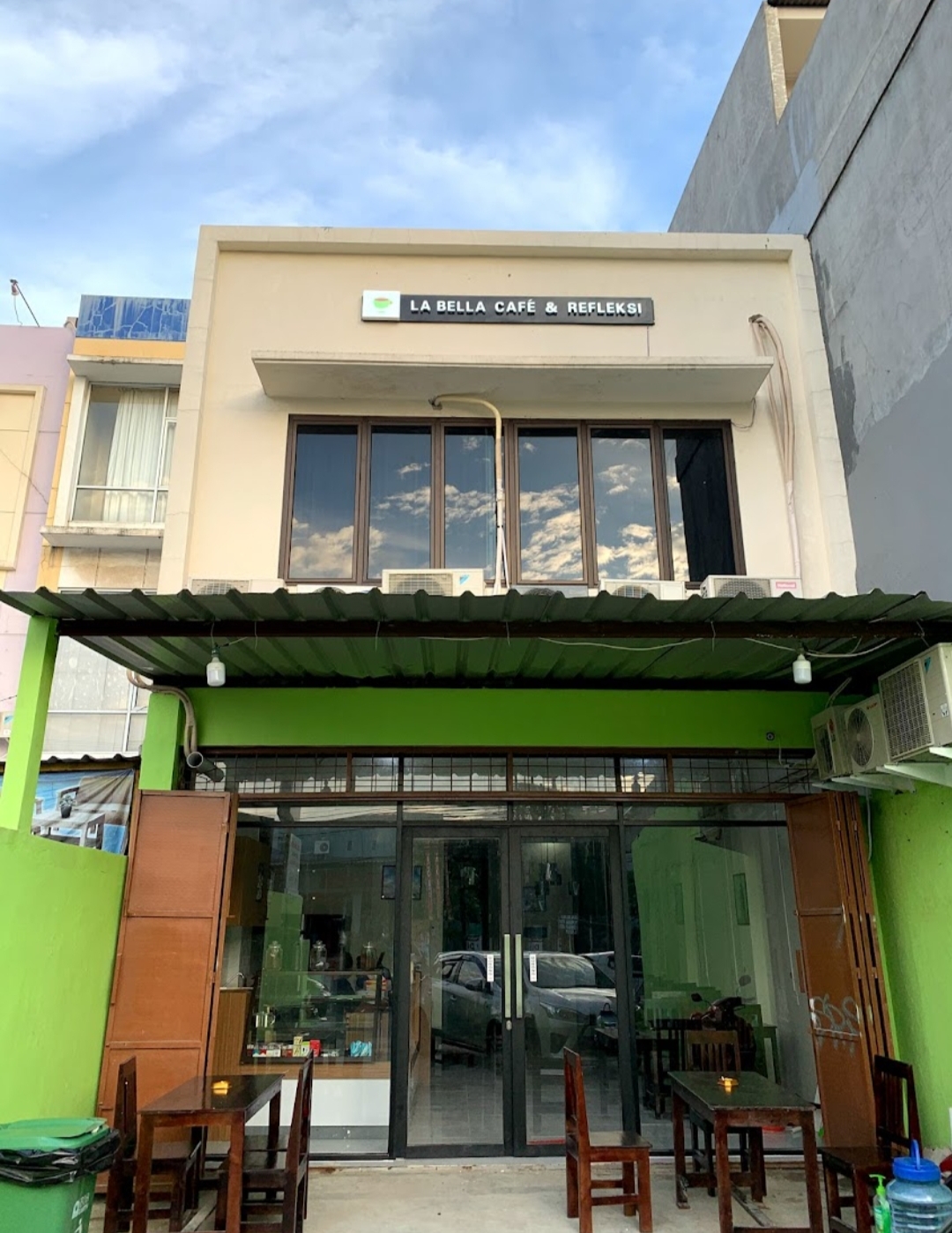 La Bella Cafe & Reflexology terdekat Restoran dan Tempat Makan
