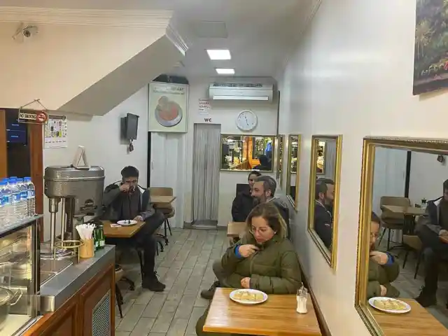 Antepli Beraat Tatlı Ve Çiğ Köfte Salonu'nin yemek ve ambiyans fotoğrafları 6