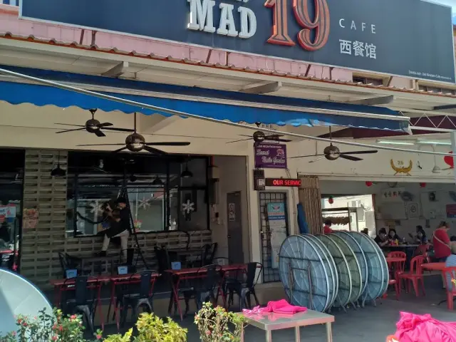 Deli Mad 19 Cafe
