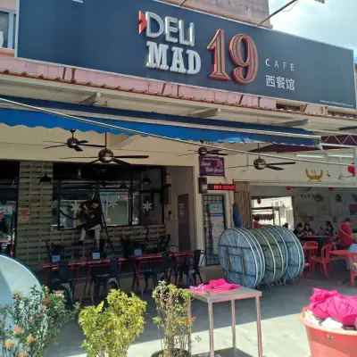 Deli Mad 19 Cafe