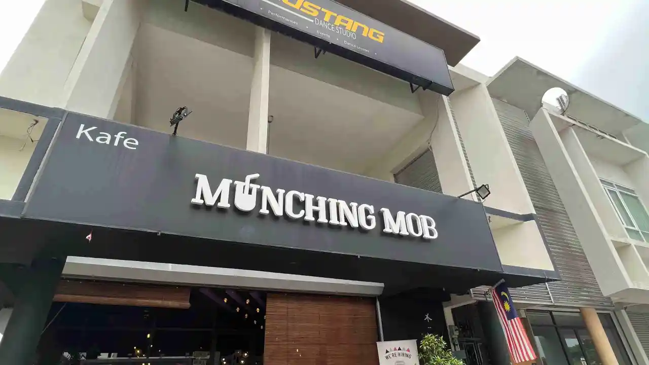 Munching mob