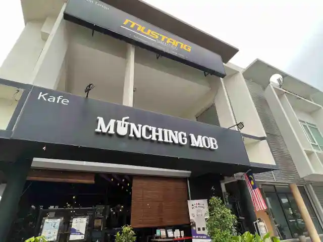 Munching mob