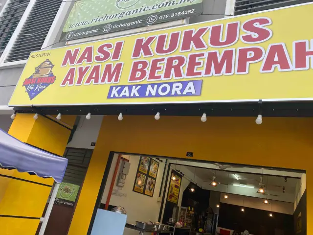 Nasi Kukus Ayam Berempah Kak Nora