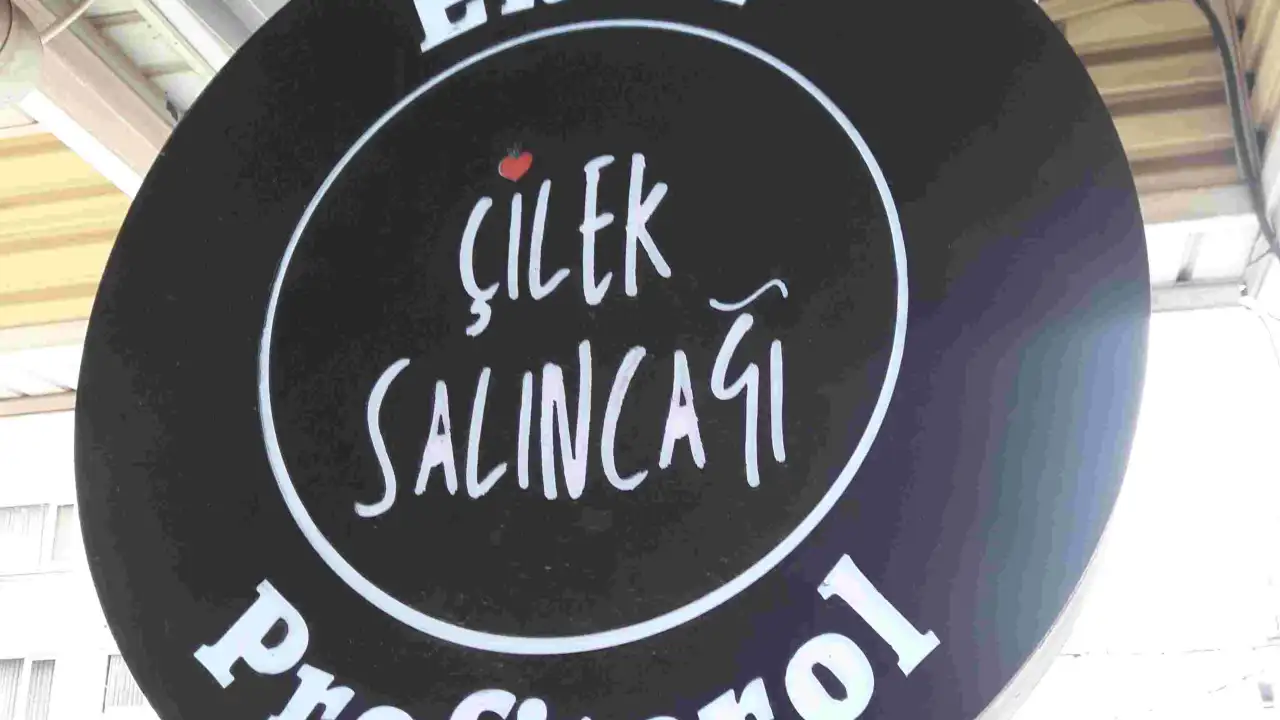 Çilek Salıncağı Ekler & Profiterol