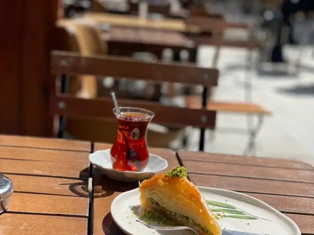 Antepli Beraat Tatlı Ve Çiğ Köfte Salonu'nin yemek ve ambiyans fotoğrafları 3