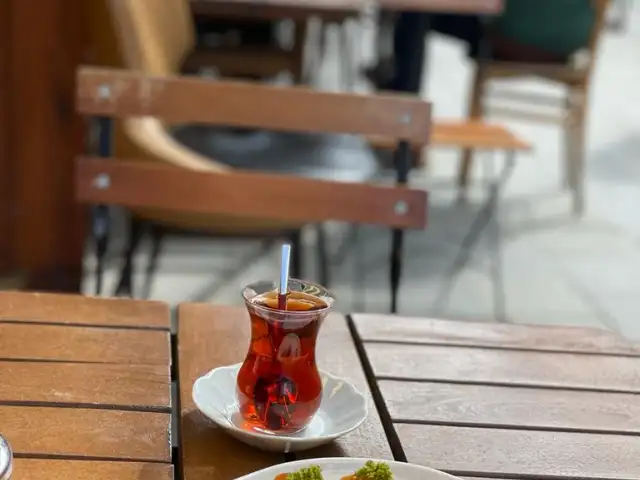 Antepli Beraat Tatlı Ve Çiğ Köfte Salonu'nin yemek ve ambiyans fotoğrafları 5