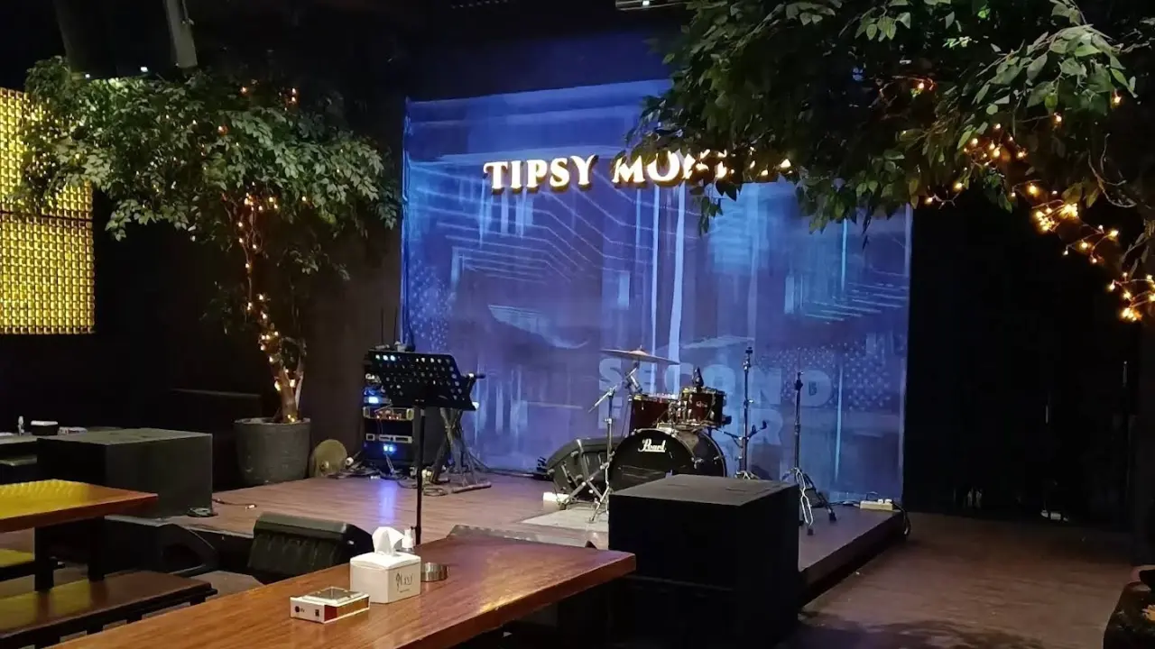 Tipsy monkey bar