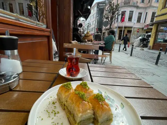 Antepli Beraat Tatlı Ve Çiğ Köfte Salonu'nin yemek ve ambiyans fotoğrafları 2