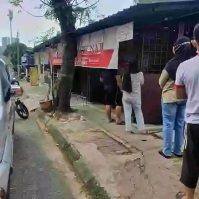 Nasi Lemak Kukus Ayam Goreng Cik Nah