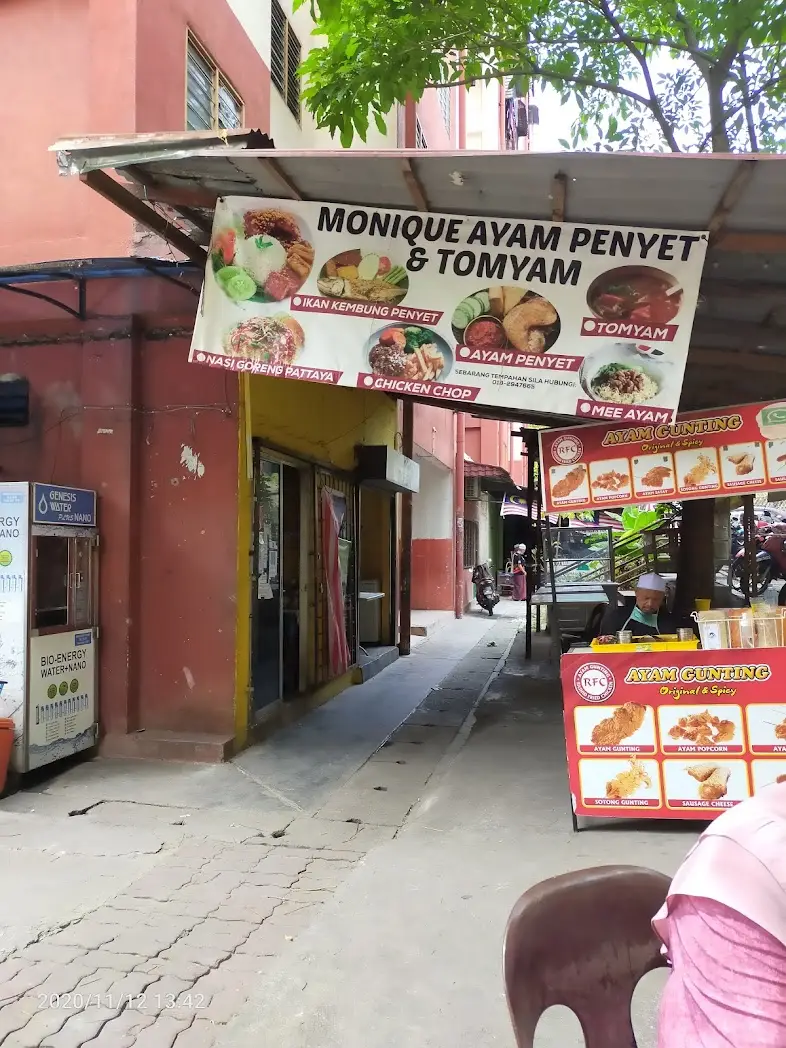 MONIQUE AYAM PENYET & TOMYAM