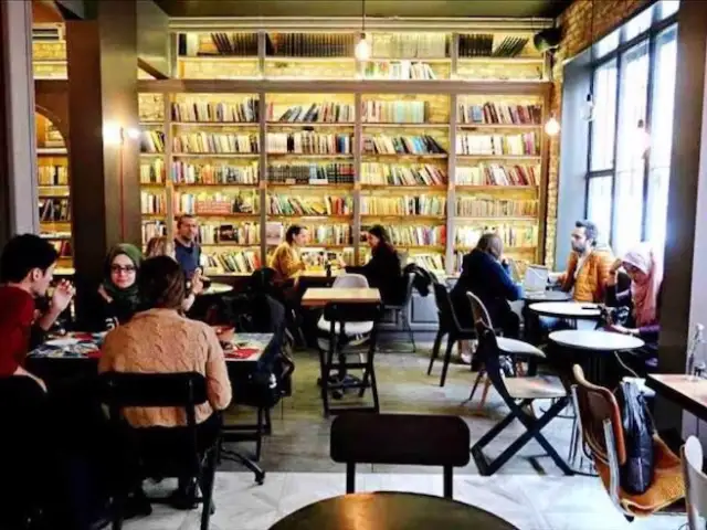 Minoa Bookstore & Cafe'nin yemek ve ambiyans fotoğrafları 12