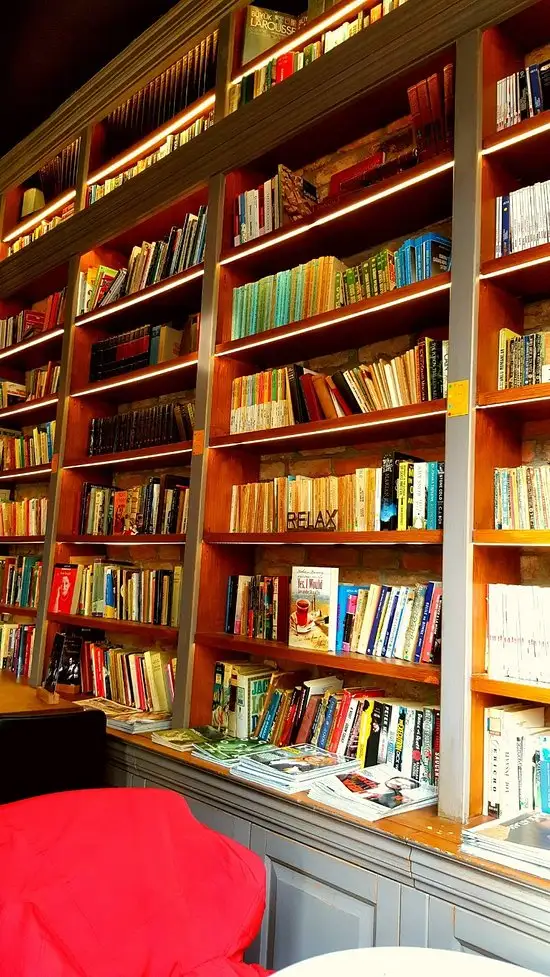 Minoa Bookstore & Cafe'nin yemek ve ambiyans fotoğrafları 1