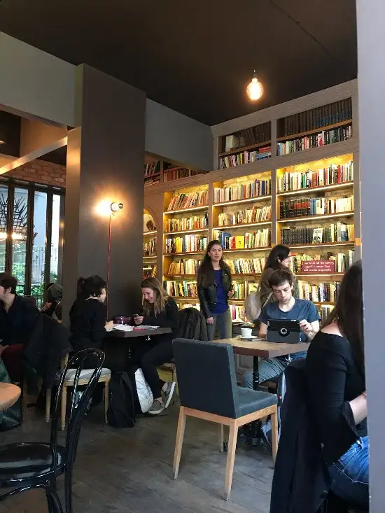 Minoa Bookstore & Cafe'nin yemek ve ambiyans fotoğrafları 19