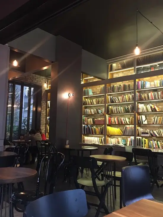 Minoa Bookstore & Cafe'nin yemek ve ambiyans fotoğrafları 25
