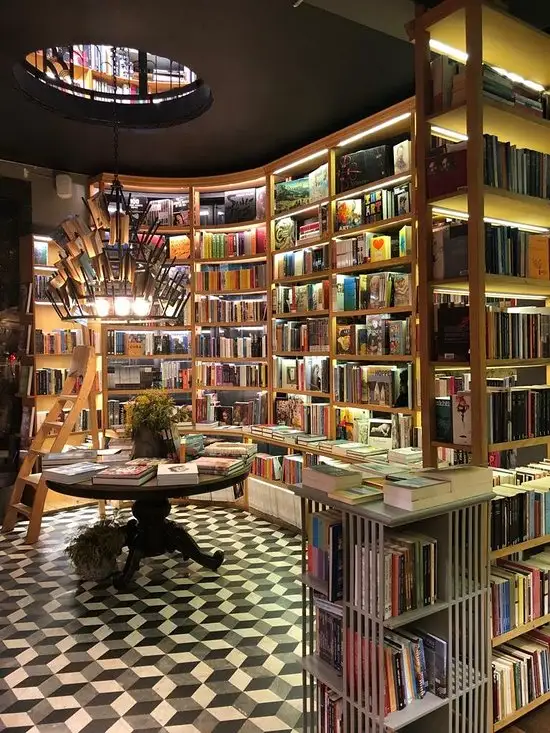 Minoa Bookstore & Cafe'nin yemek ve ambiyans fotoğrafları 9