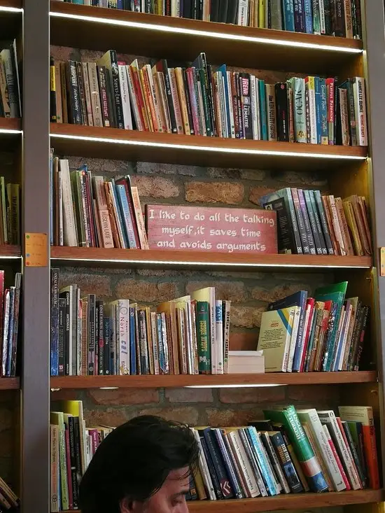 Minoa Bookstore & Cafe'nin yemek ve ambiyans fotoğrafları 52