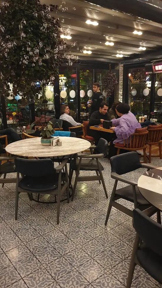 Hadiqa Cafe & Restaurant'nin yemek ve ambiyans fotoğrafları 6