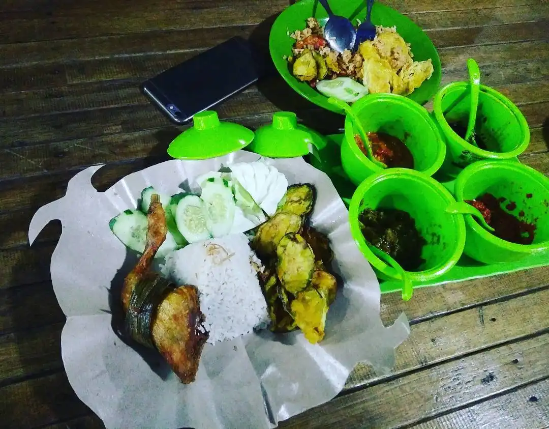 Waroeng Teras (Nasi Uduk Ayam Pandan)