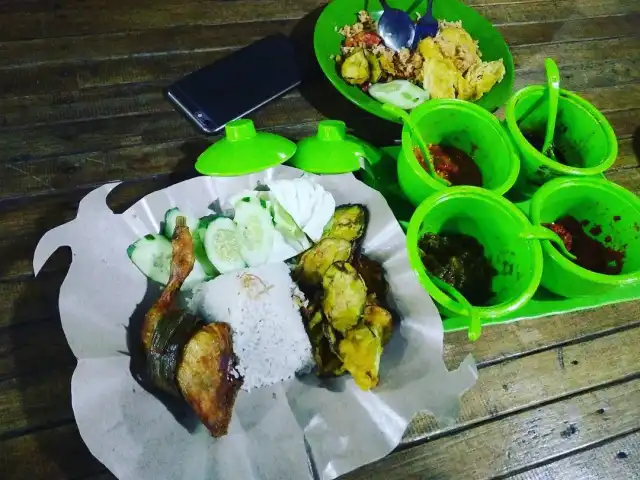 Gambar Makanan Waroeng Teras (Nasi Uduk Ayam Pandan) 1