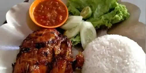 Ayam Bakar Madu Solo, Taman Dakota 1