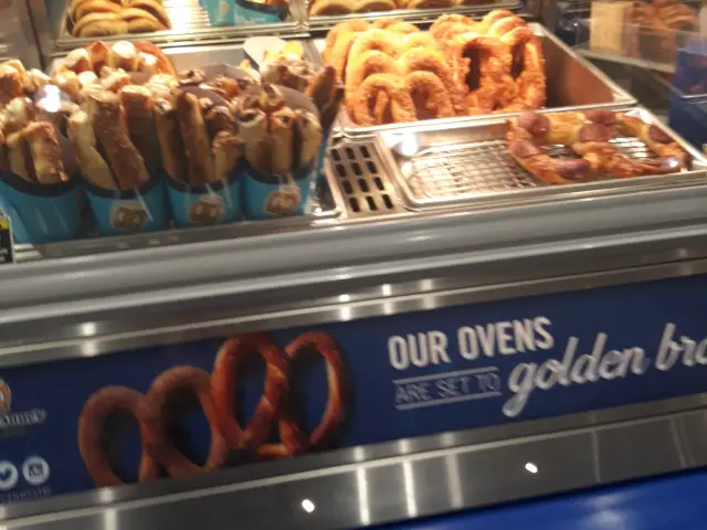 Gambar Makanan Auntie Anne's 9