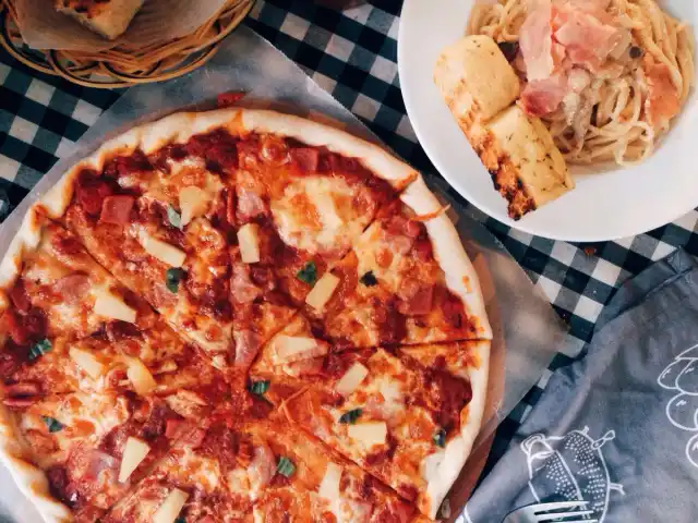 Pomodoro Pizza & Pasta Kitchen Food Photo 3