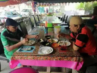 Warung Dayang Senandung