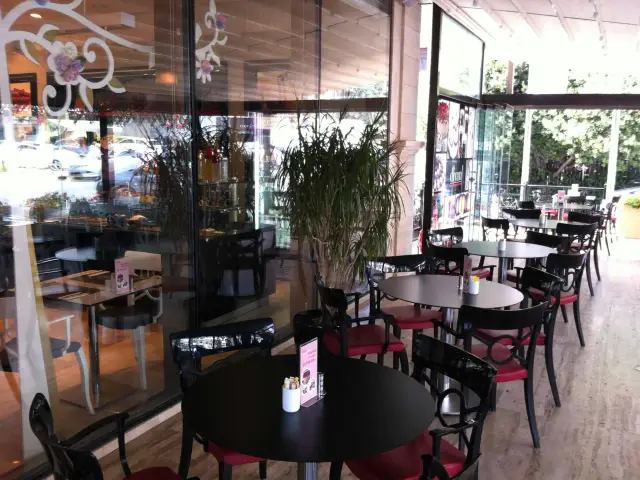 Divan Patisserie & Cafe - Wyndham Grand İstanbul Kalamış Marina Hotel'nin yemek ve ambiyans fotoğrafları 2