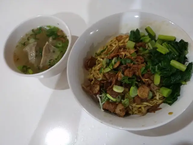 Gambar Makanan Mie Ayam Ceker Bintaro & Bakso Kotak 5