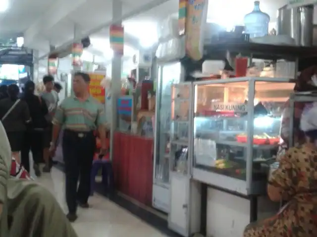 Gambar Makanan Food Hall Stasiun Sudirman 10