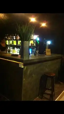 Lola Kuching Cocktail and Bar
