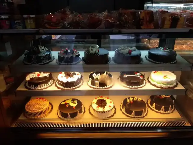 Almond Cake & Bakery