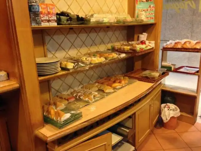 Gambar Makanan Regina's Bakery 5