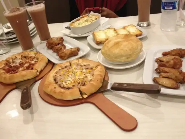 Gambar Makanan Pizza hut jatiasih komsen 6