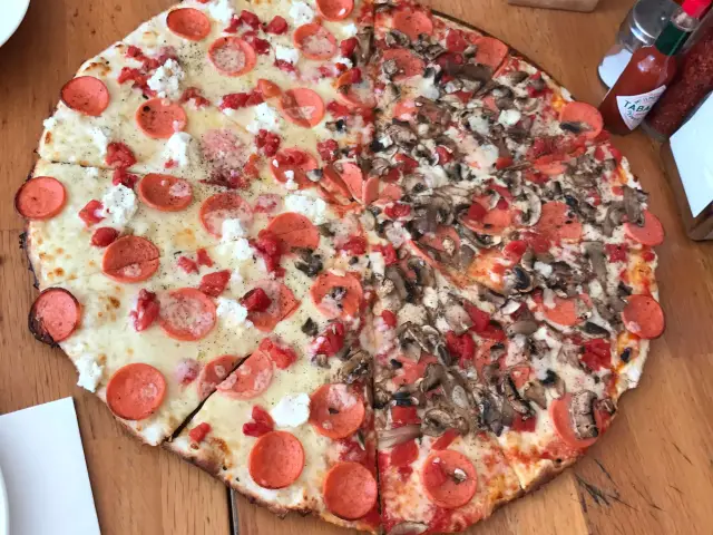 The Upper Crust Pizzeria'nin yemek ve ambiyans fotoğrafları 50