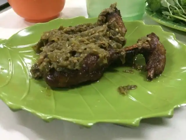 Gambar Makanan Nasi Uduk Daun Pisang 8