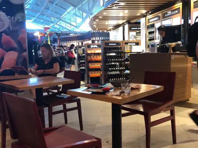 Gambar Makanan Food Court Ngurah Rai Internasional Airport 3