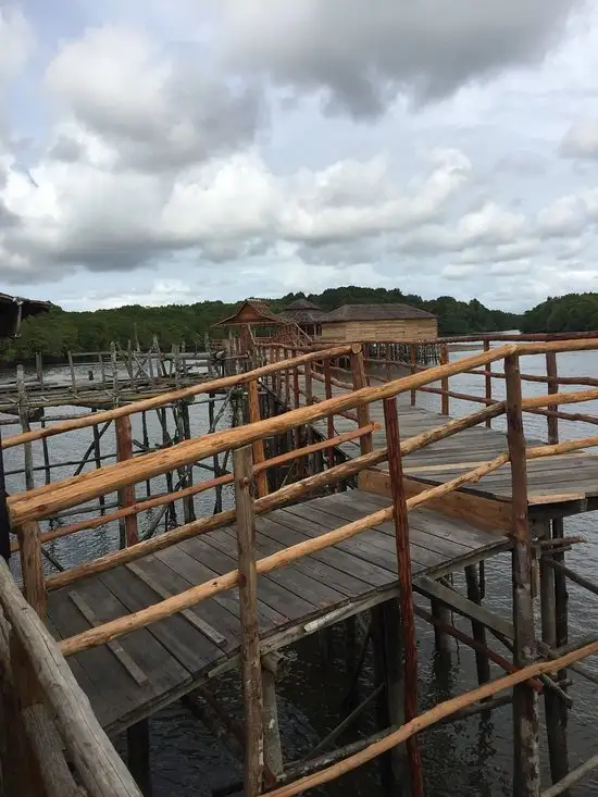 Kampoeng Kelong Seafood Restaurant at Mangrove River