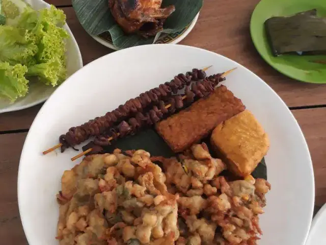 Gambar Makanan Nasi Uduk & Ayam Goreng Lahap 12