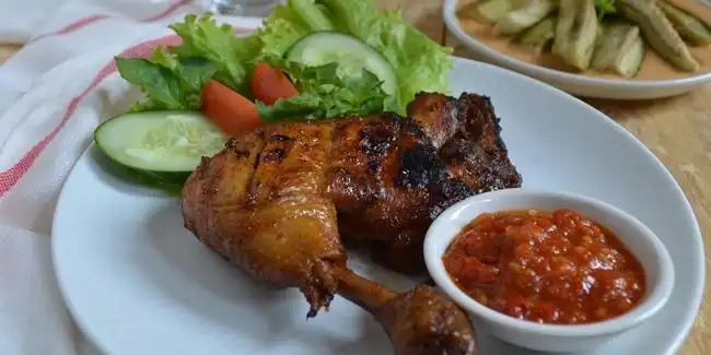 Ayam Bakar Penyet, Ayam Goreng Kremes Dan Soto Lamongan Cak Wito, Lapangan Bola