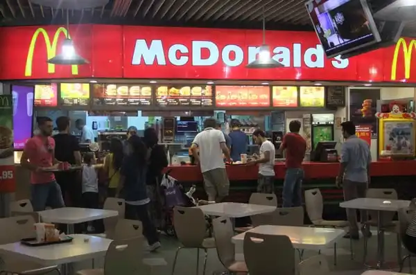 McDonald&apos;s'nin yemek ve ambiyans fotoğrafları 1