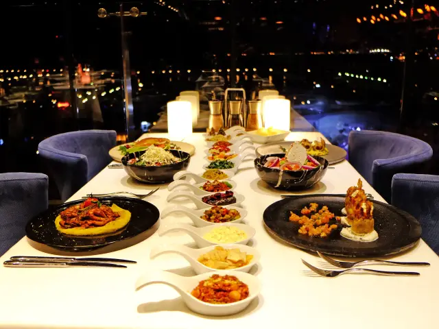 Ouzo Roof Restaurant - Wyndham Grand İstanbul Kalamış Marina Hotel'nin yemek ve ambiyans fotoğrafları 17