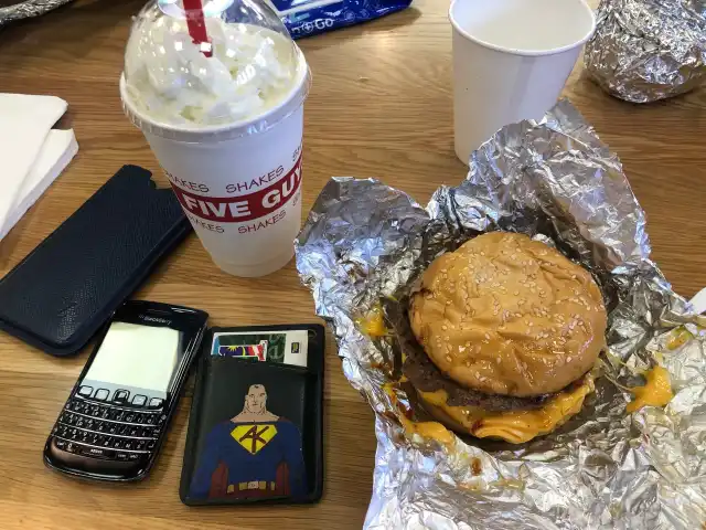 Five Guys Food Photo 15