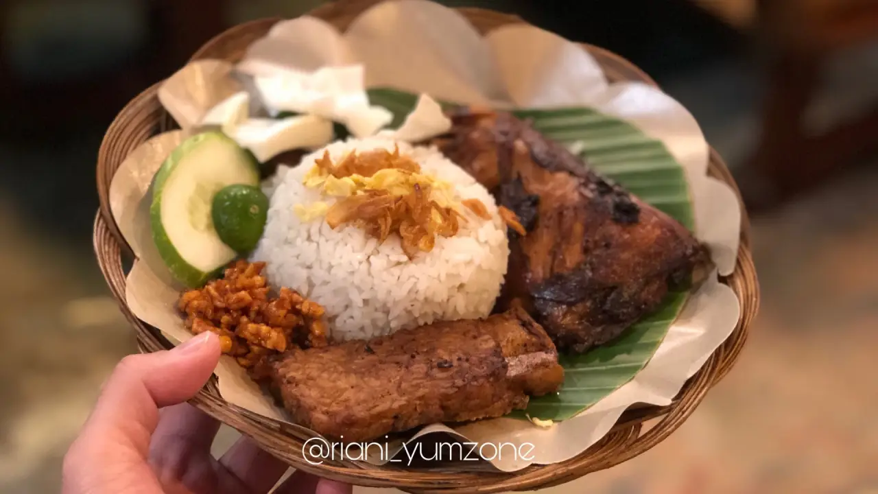 Ayam Bakar Tujuh Saudara