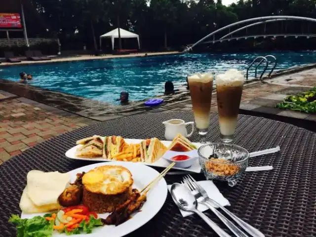 Sonsie Cafe - Pool