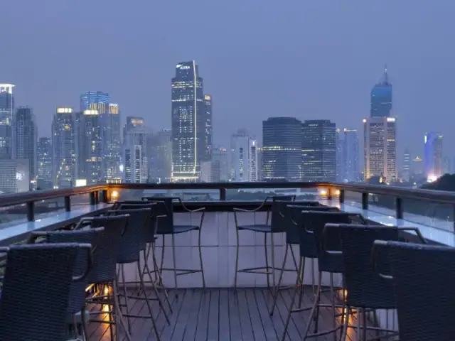 Gambar Makanan La Vue Rooftop Bar - The Hermitage 9