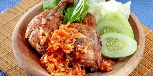 Ayam penyet jeletot dapoer manik, Pacuan kuda 1