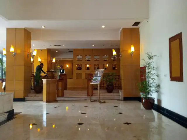Gambar Makanan The Prince Garden Coffee Shop - Oasis Amir Hotel 9