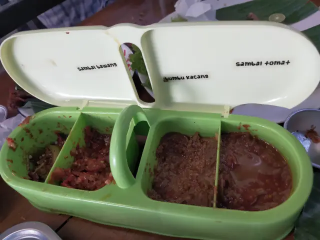 Gambar Makanan Nasi Uduk & Ayam Goreng Lahap 9